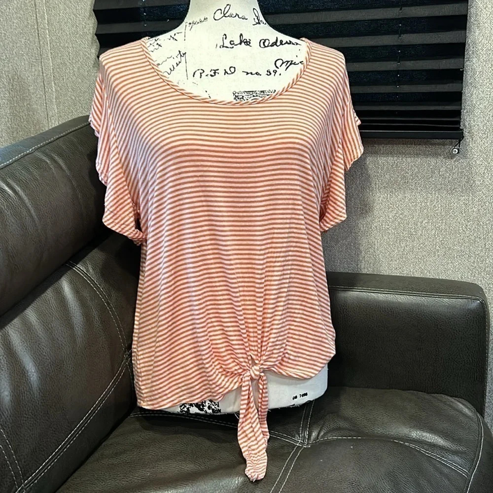KIM & CAMI Women’s Striped Flutter Sleeve Tie Front Tee. Size Large‎